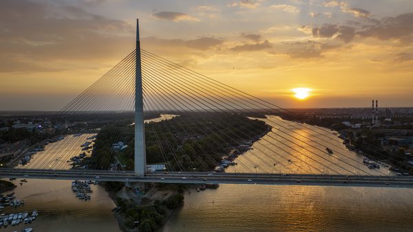 Ada Ciganlija i Most na Adi u predvečerje