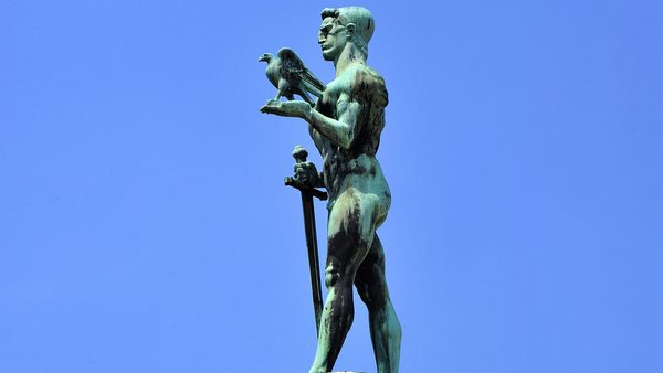 Bronzana figura Pobednika pod plavim nebom