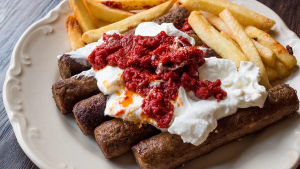Tradicionalni ćevapi sa kajmakom, ajvarom i pomfritom