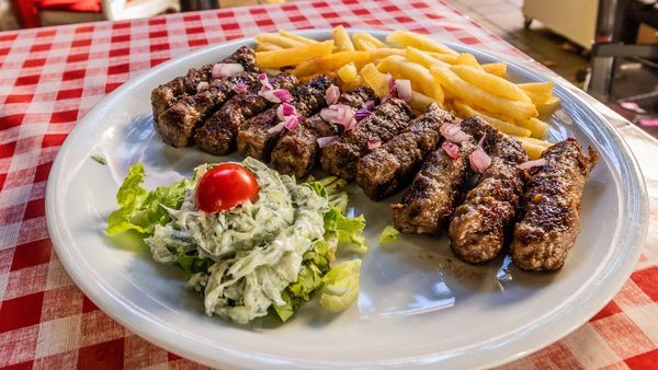 Ćevapi u beogradskoj kafani na kariranom stolnjaku