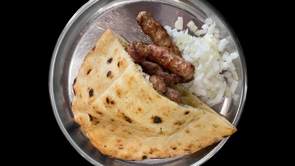 Ćevapi u somunu sa seckanim crnim lukom