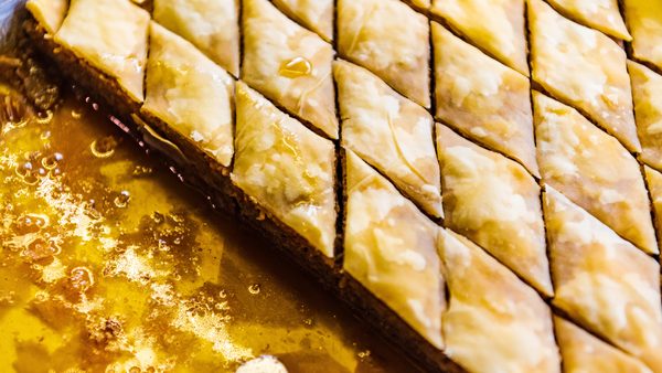 Domaća baklava sa orasima u tepsiji sečena na rombove