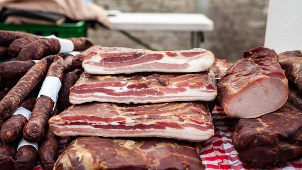 Domaća dimljena slanina na drvenoj podlozi