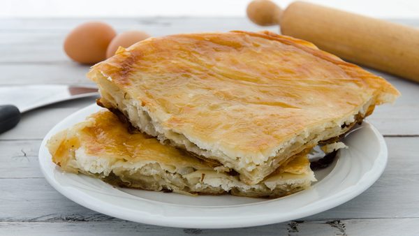 Domaća gibanica sa sirom na drvenom stolu