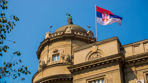 Državna zastava Srbije na istorijskom zdanju