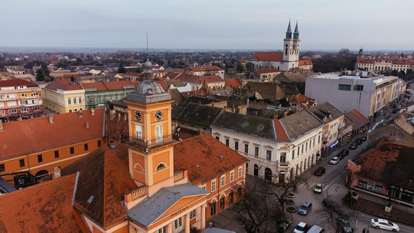 Glavna ulica u Somboru i zeleni bođoši