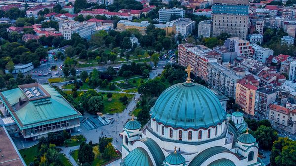 Hram Svetog Save pod dramatičnim nebom