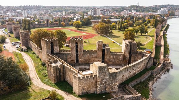 Istorijsko utvrđenje sa panoramom grada i reke