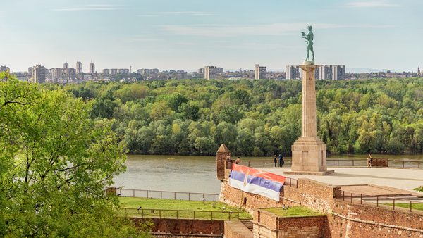 Kalemegdanski park i statua Pobednika sa pogledom na reku