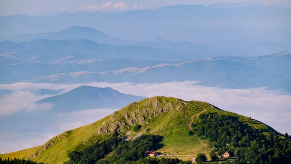 Planinski vrhovi Kopaonika pod vedrim nebom