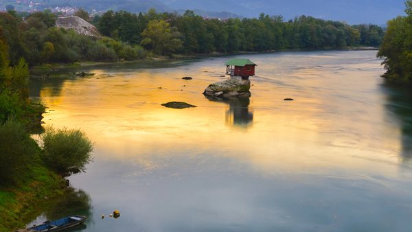 Kućica na steni usred reke Drine