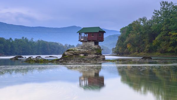 Kućica na Drini u smaragdnom toku reke