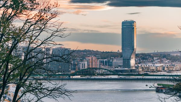 Kula Beograd i savremena silueta Beograda na vodi