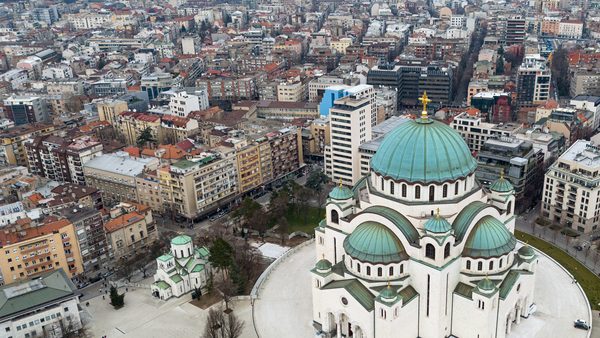Kupole Hrama Svetog Save nad panoramom Beograda