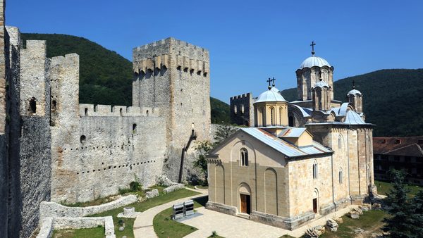 Manastir Manasija i moćne odbrambene kule