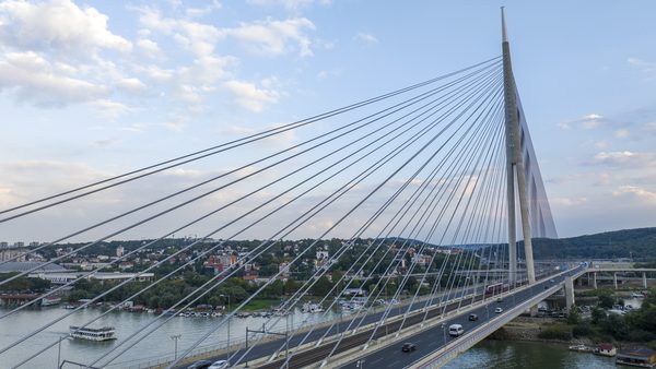 Most na Adi i Čukarički rukavac u popodnevnom suncu