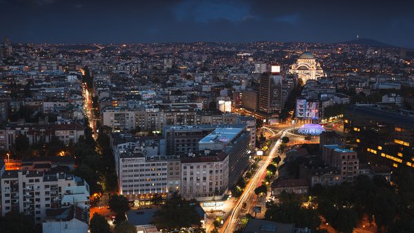 Noćna aero-panorama Beograda i mostova na Savi