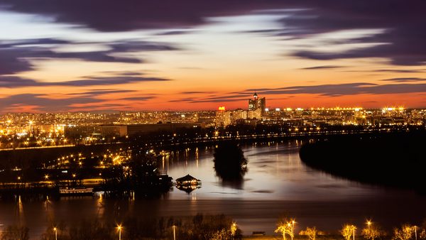 Noćna panorama Beograda, ušće Save u Dunav sa Kalemegdana