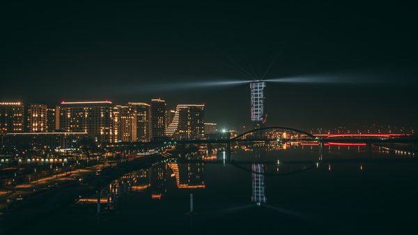 Noćni skyline Beograda, osvetljeni mostovi i soliteri