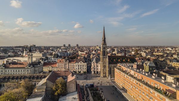 Novi Sad sa katedralom i krovovima starog grada