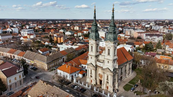 Gradski kej na Tamišu i crkveni tornjevi u Pančevu