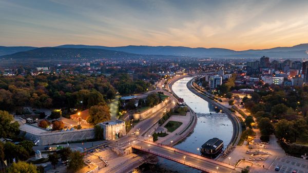 Panorama Niša i reka Nišava u sumrak