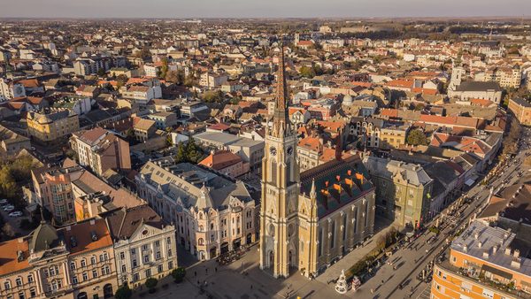 Panorama vojvođanskog grada u bujnom zelenilu