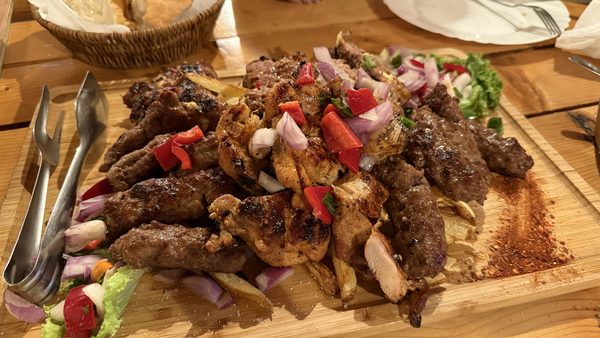 Pečeni ćevapi u krupnom planu sa roštiljske rešetke