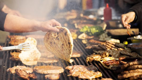 Pečenje mesa i zagrevanje somuna na velikom roštilju