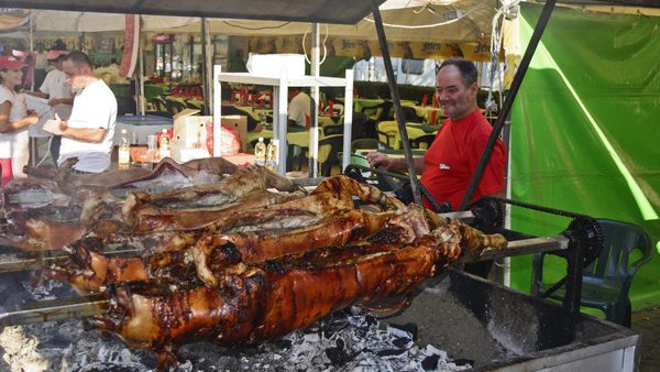 Tradicionalno pečenje na ražnju nad žarom