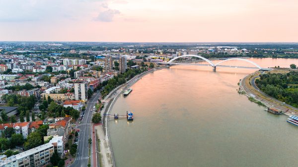 Petrovaradinska tvrđava posmatrana sa Dunava