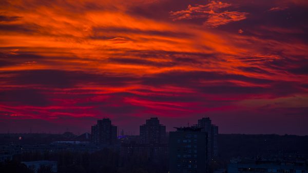 Plameni horizont i večernje nebo nad Beogradom