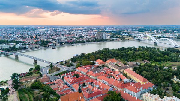 Pogled sa Petrovaradinske tvrđave na Dunav i Novi Sad