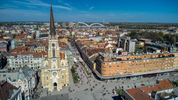 Centar grada sa pravoslavnim hramom