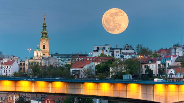 Pun mesec nad noćnom panoramom Beograda