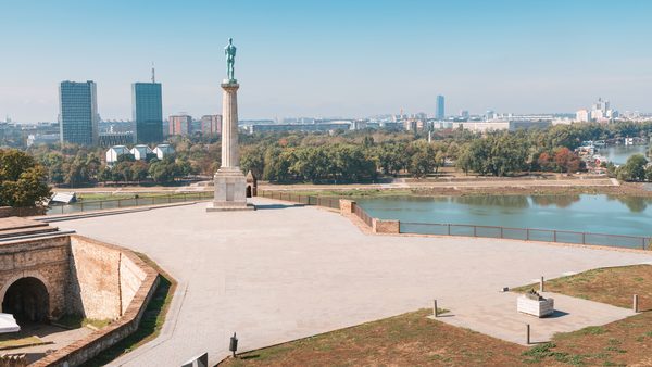 Spomenik Pobednik na Kalemegdanu i pogled na ušće