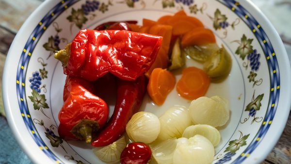 Tradicionalni srpski zimski sto sa zimnicom