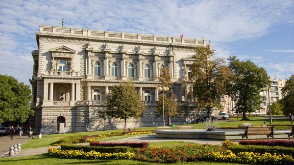 Stari dvor i cvetni parter u Pionirskom parku