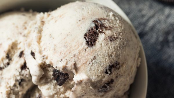 Stracciatella sladoled sa komadićima čokolade