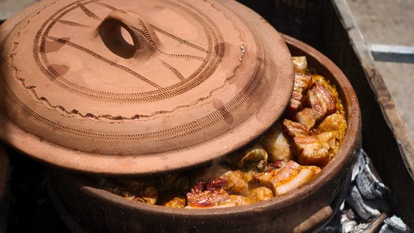 Tradicionalni svadbarski kupus u zemljanom loncu na žaru