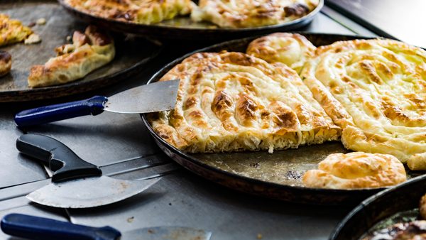Sveže pečeni domaći burek i pite sa sirom u pekari