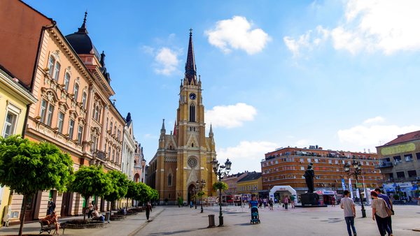 Trg slobode i crkva Imena Marijinog u Novom Sadu