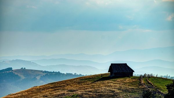 Usamljena kućica na planinskom bregu