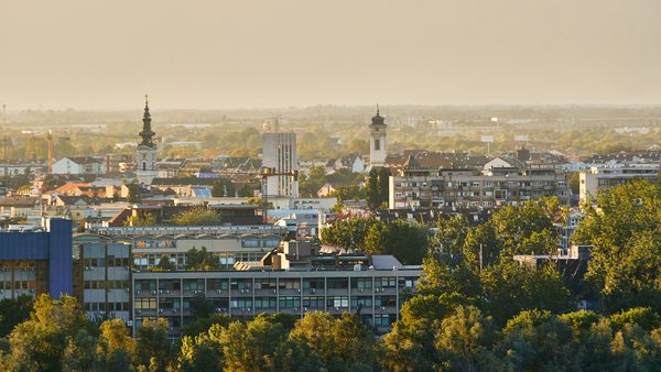 Večernja svetla Novog Sada duž Dunava