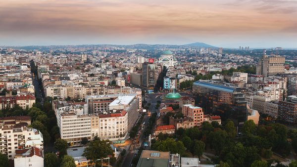 Večernji skyline Beograda, panorama Starog grada sa reke
