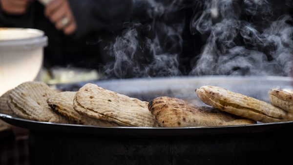 Zagrevanje somuna na talandari u oblaku dima