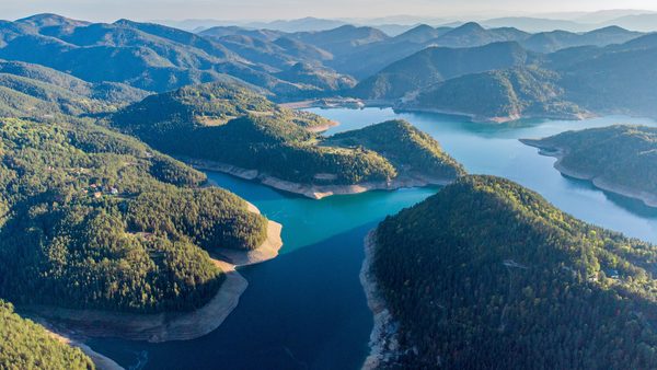 Zaovinsko jezero i planinski venci Tare
